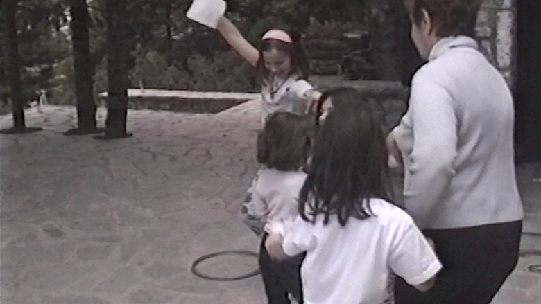 кадр из фильма Παππού, γιαγιά, τι γίνονται τα βίντεό μας αφού πεθάνουμε;