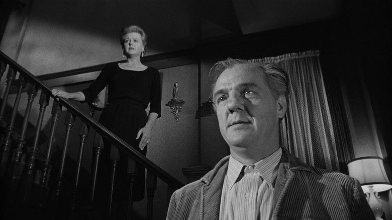 кадр из фильма Всё рушится