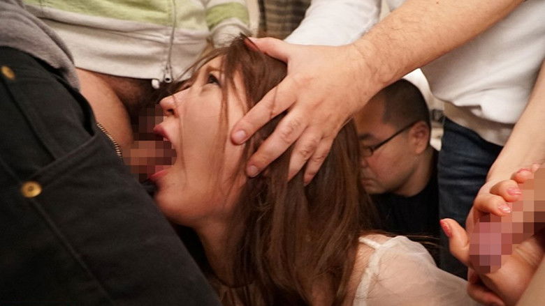 кадр из фильма 女子大生サイレントNTR輪姦 彼氏にバレたくなくて必死に声ガマンして15人に犯され続ける恥辱の痙攣アクメ