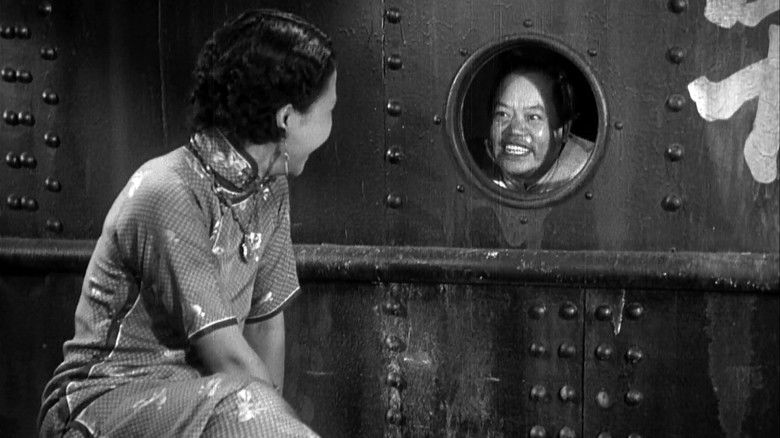 кадр из фильма Моря Китая