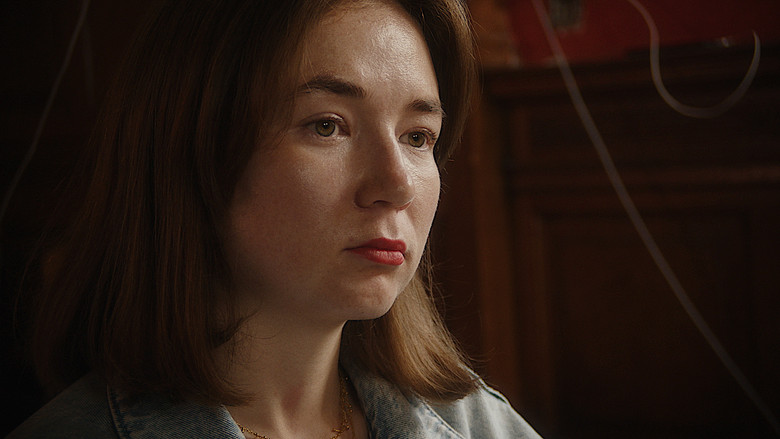 кадр из фильма hold on to her