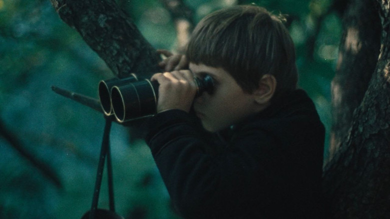 кадр из фильма Среди серых камней