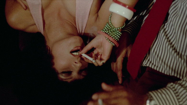 кадр из фильма Непристойное зеркало