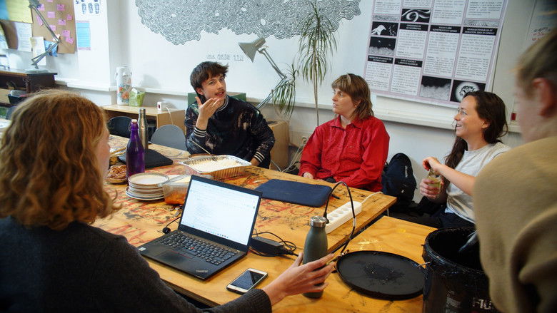 кадр из фильма Pipeline - PFA Pensions oliespor gennem Uganda