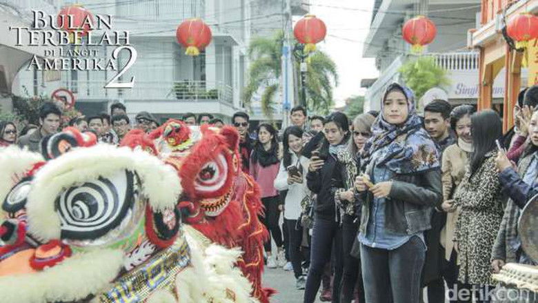 кадр из фильма Bulan Terbelah di Langit Amerika 2
