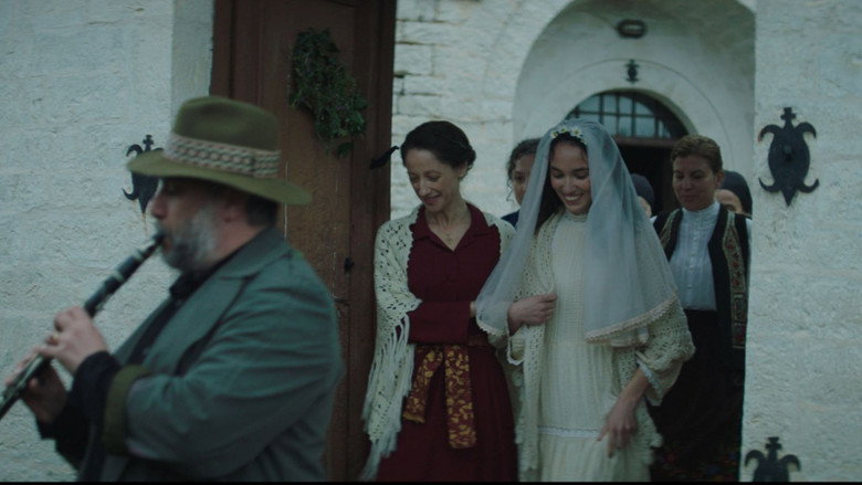 кадр из фильма Άπειρη Γη