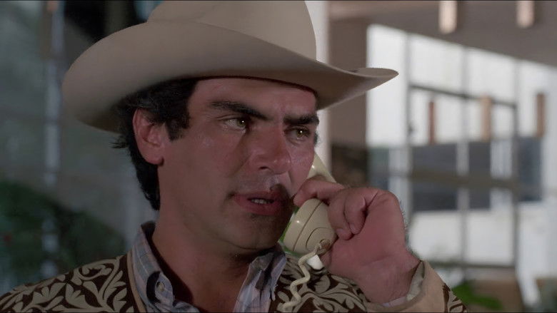 кадр из фильма La casa que arde de noche