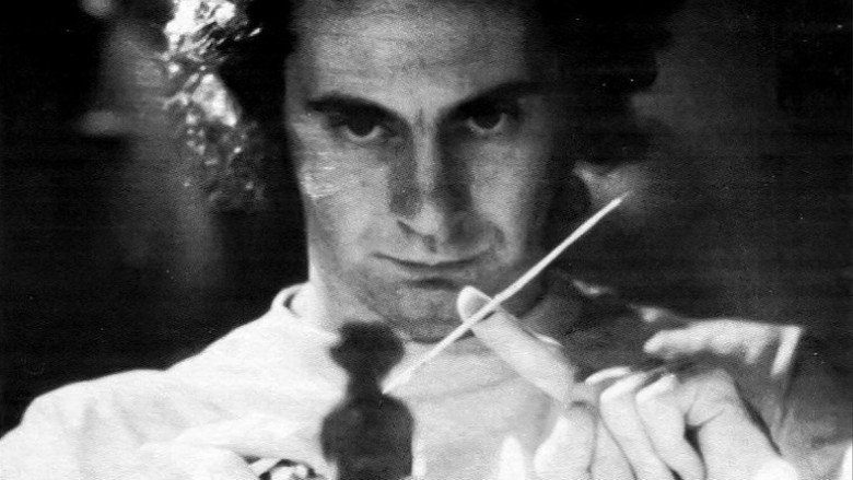 кадр из фильма Во власти идола