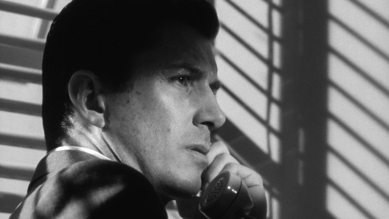 кадр из фильма Обнажённый поцелуй