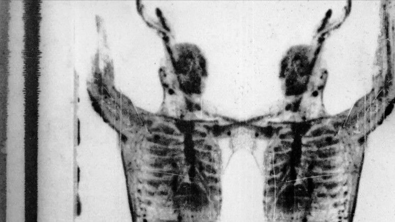 кадр из фильма 在尘土，冰和花朵下的血波