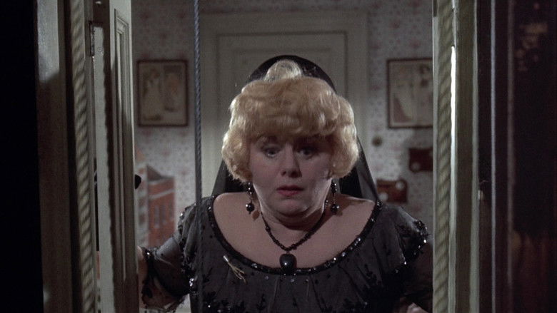 кадр из фильма Кто прикончил тетушку Ру?