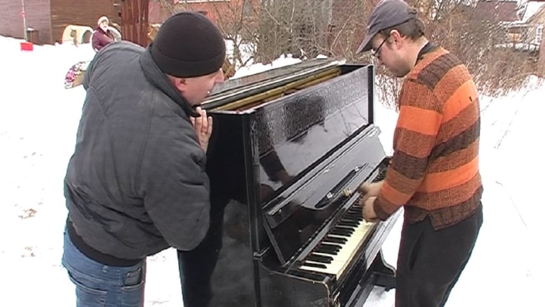 кадр из фильма Собачий вальс