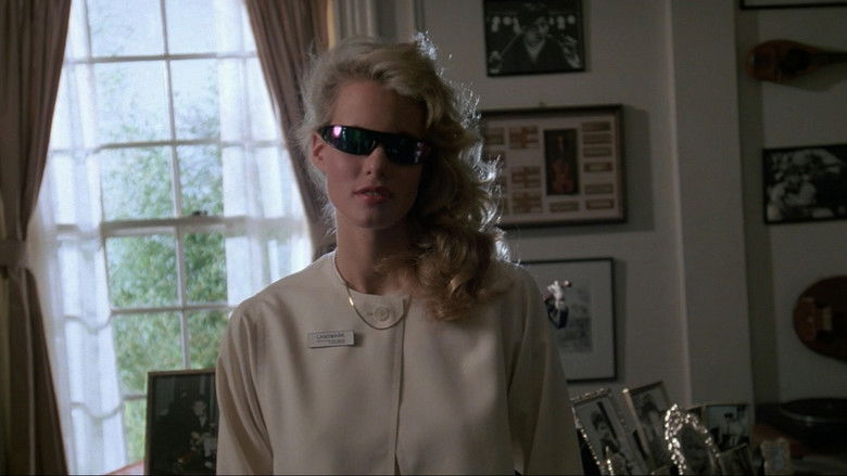 кадр из фильма Человек в красном ботинке