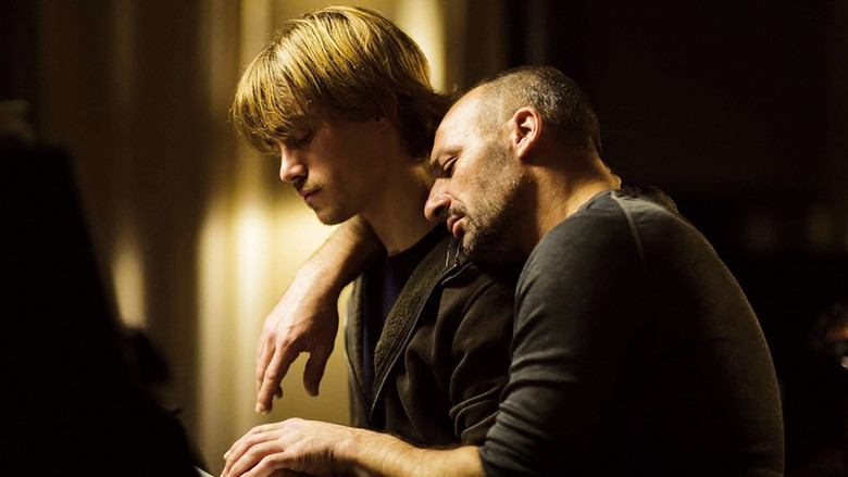 кадр из фильма За стенами