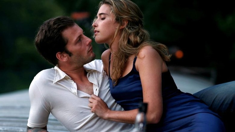 кадр из фильма Блондинка с обнаженной грудью