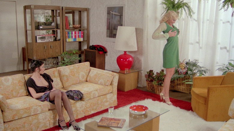 кадр из фильма Кэнди едет в Голливуд