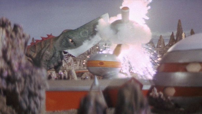 кадр из фильма Гамера против Гирона