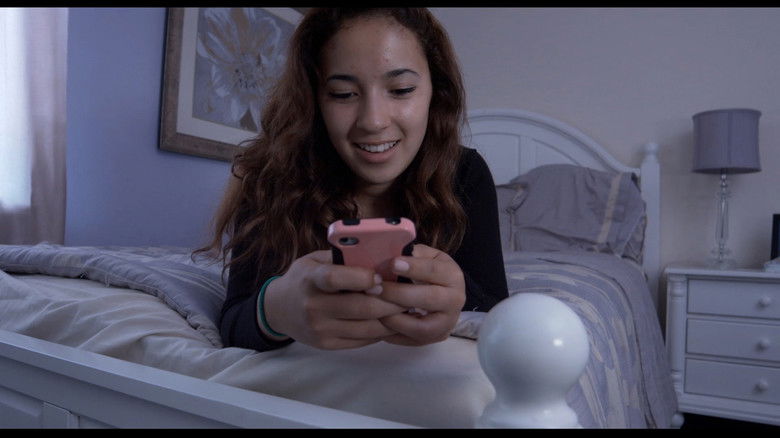 кадр из фильма Distortion: A Social Media Story