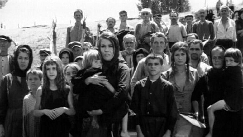 кадр из фильма Το Χώμα Βάφτηκε Κόκκινο