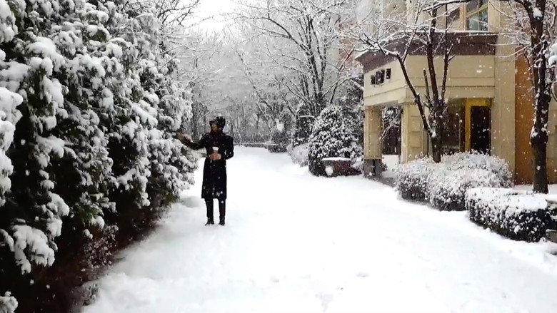 кадр из фильма It Snows on You