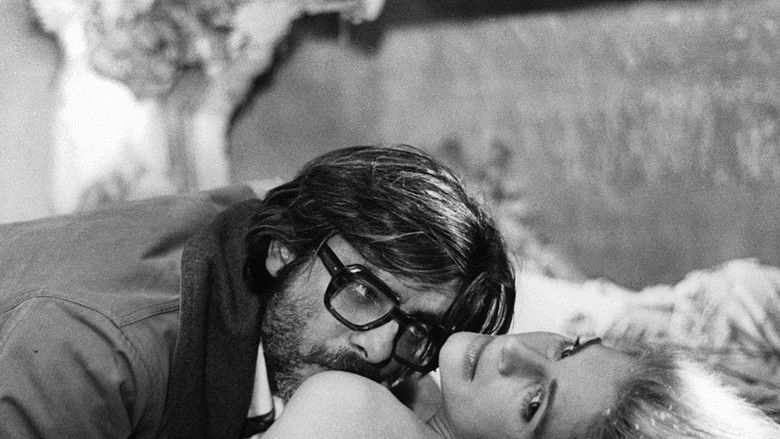 кадр из фильма Конец света в нашей супружеской постели однажды дождливой ночью