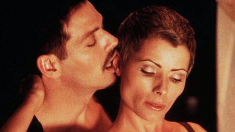 кадр из фильма В объятьях тьмы