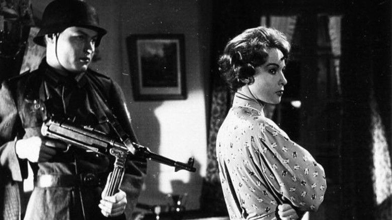 кадр из фильма La Chatte