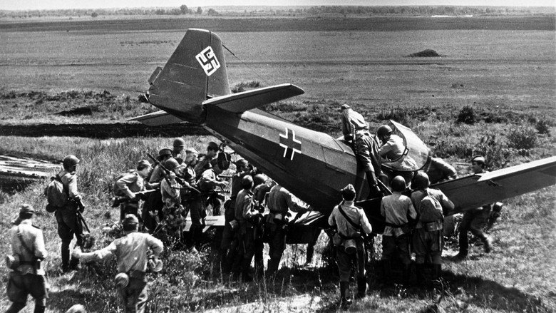 кадр из фильма В бой идут одни старики