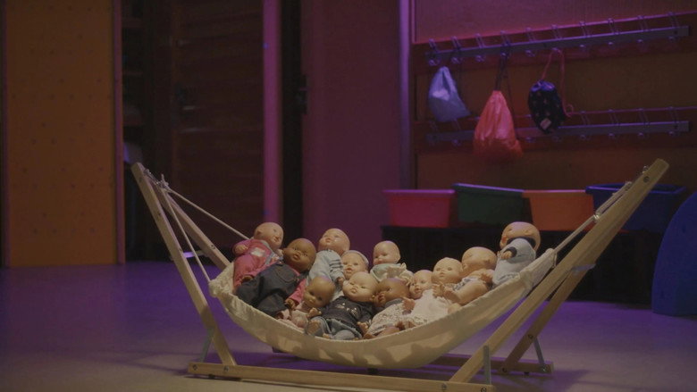 кадр из фильма Crèches, razzia sur les bébés
