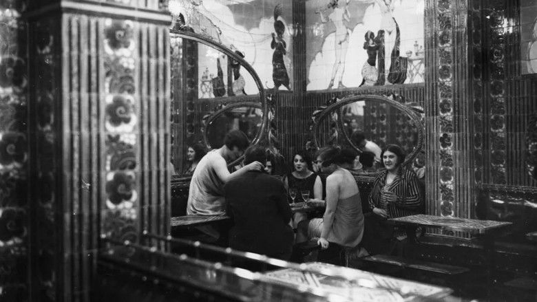 кадр из фильма Un mois chez les filles