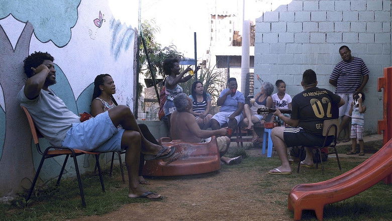 кадр из фильма Entre Nós Talvez Estejam Multidões