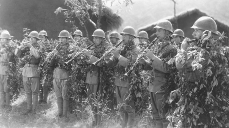 кадр из фильма 野戦軍楽隊