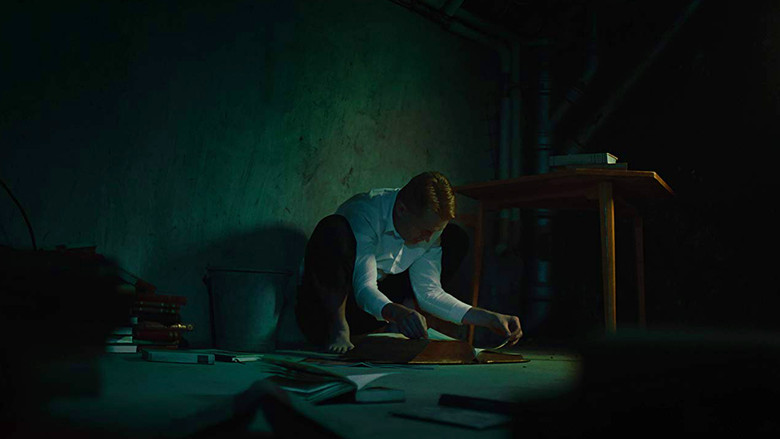 кадр из фильма The Outsider