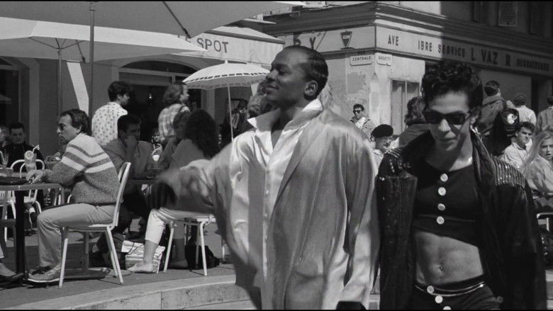 кадр из фильма Под вишневой луной