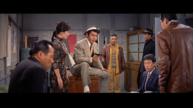 кадр из фильма ろくでなし稼業