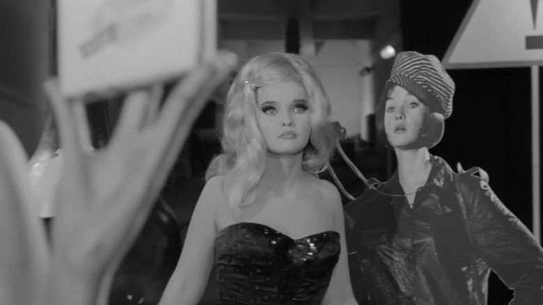 кадр из фильма Un film cu o fată fermecătoare