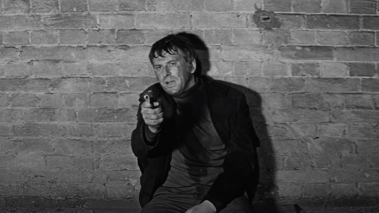 кадр из фильма Быть лишним