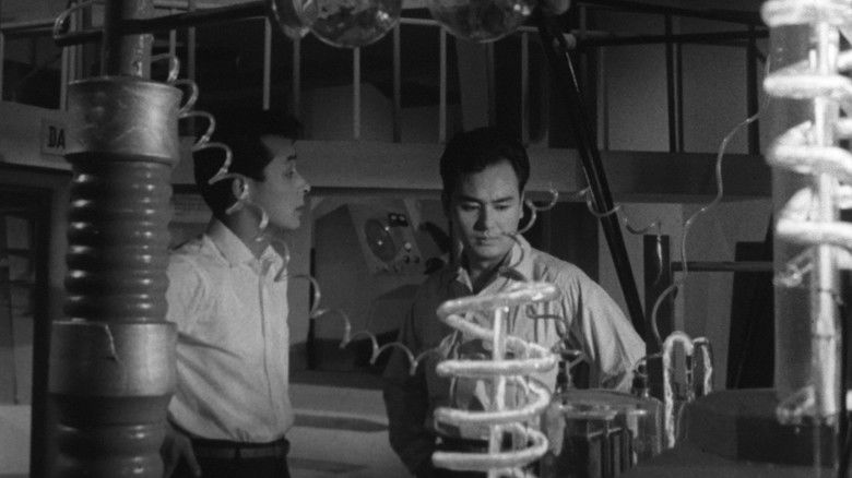 кадр из фильма 透明人間と蝿男