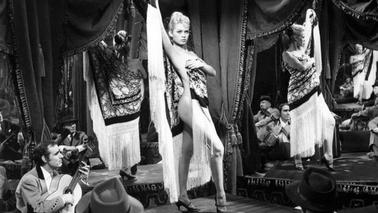 кадр из фильма Женщина и паяц