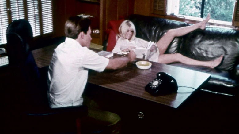 кадр из фильма Two Roses and a Golden Rod