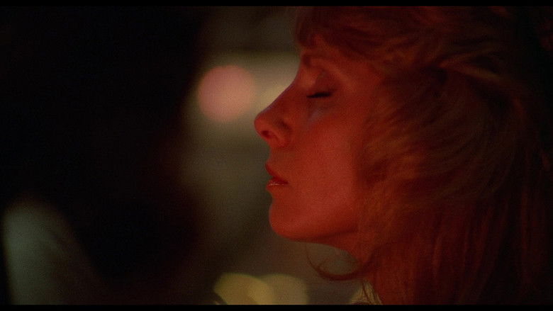 кадр из фильма Вторжение девушек-пчел