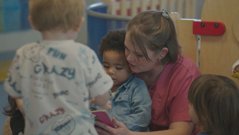 кадр из фильма Crèches, razzia sur les bébés