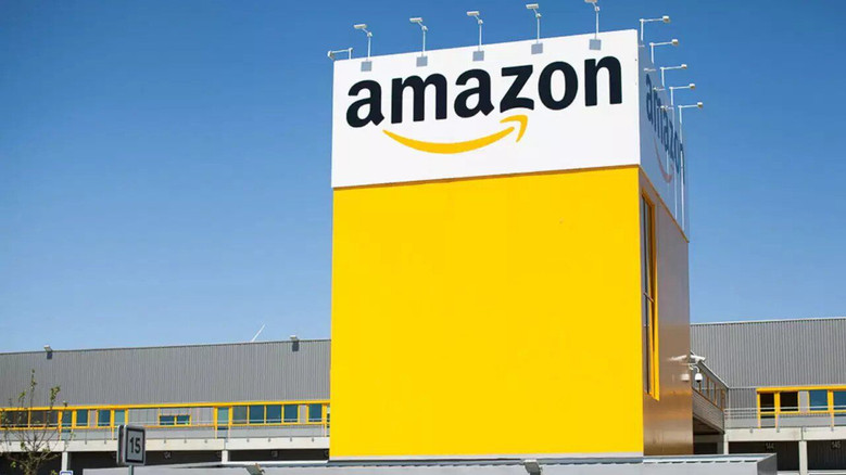 кадр из фильма Der unaufhaltsame aufstieg von Amazon