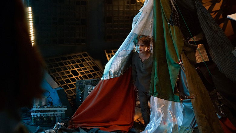 кадр из фильма Одни в космосе