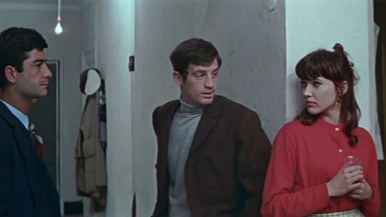 кадр из фильма Женщина есть женщина