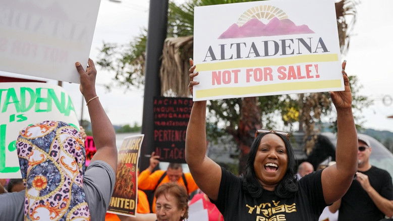 кадр из фильма All the Walls Came Down