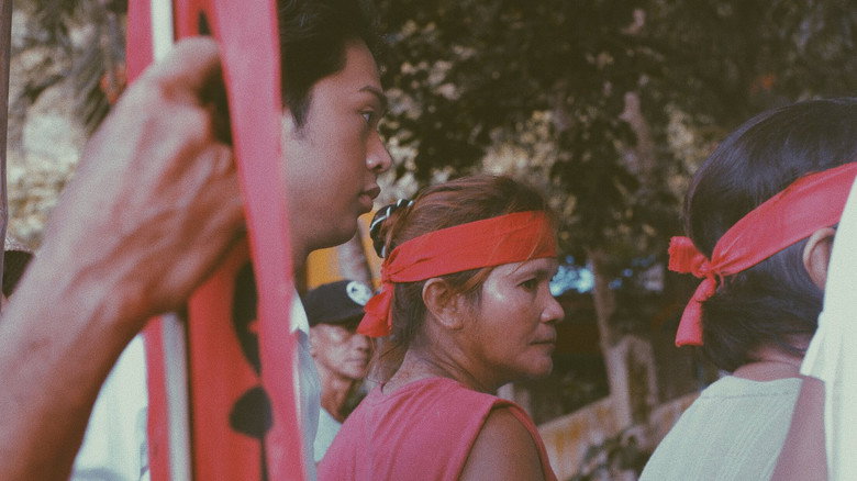 кадр из фильма Ang Nagliliyab na Kasaysayan ng Pamilya Dela Cruz
