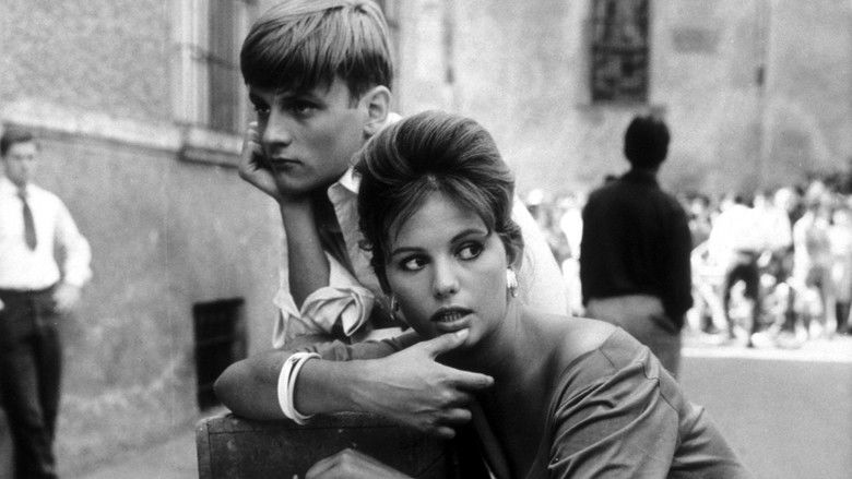 кадр из фильма Девушка с чемоданом