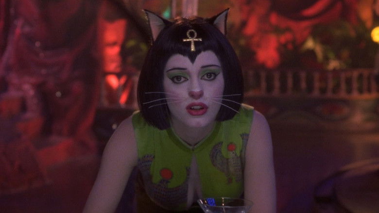 кадр из фильма Обезьянья кость