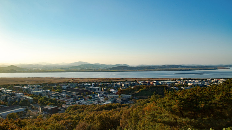 кадр из фильма 위대한 계약: 파주, 책, 도시